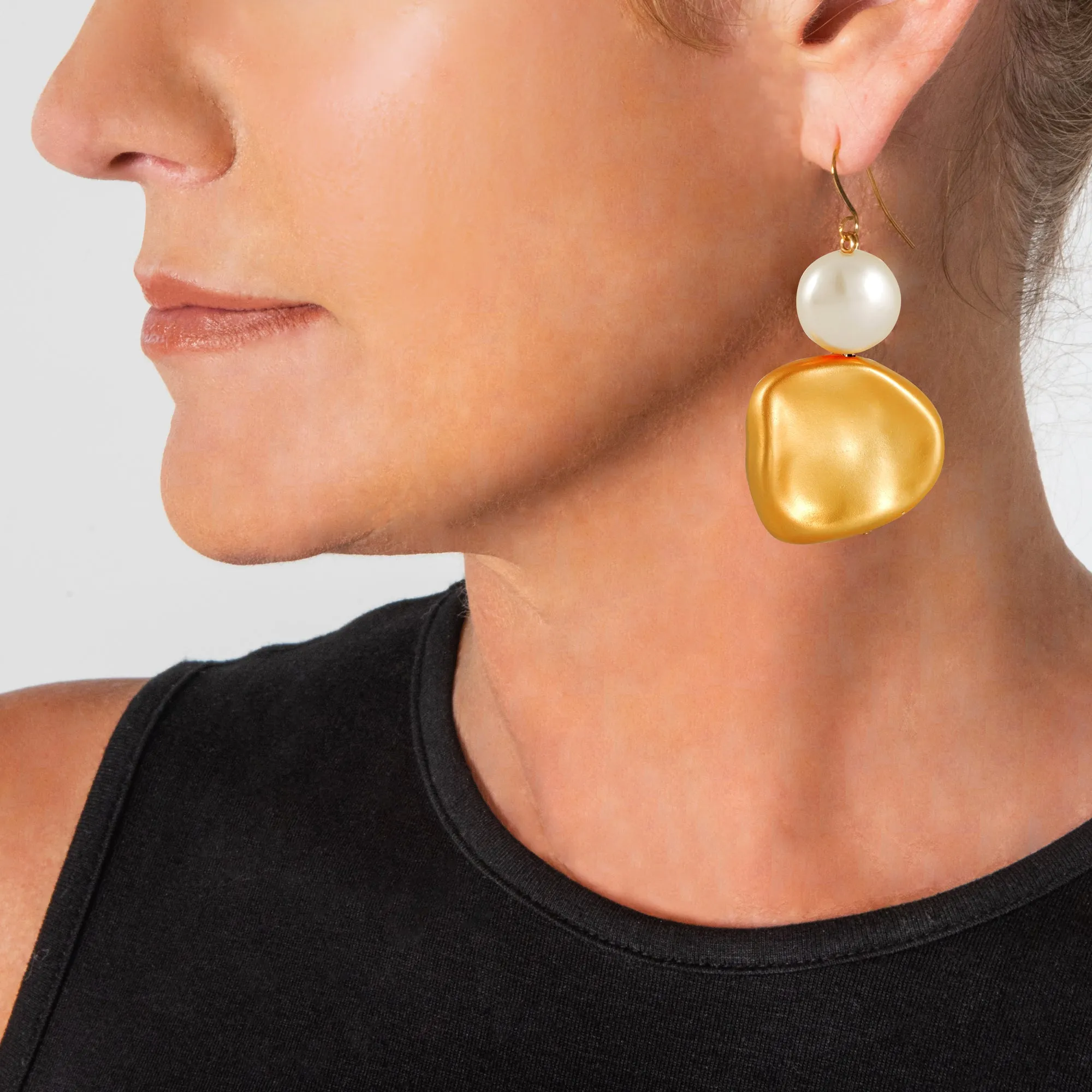 Anna Shimmering white & gold earrings