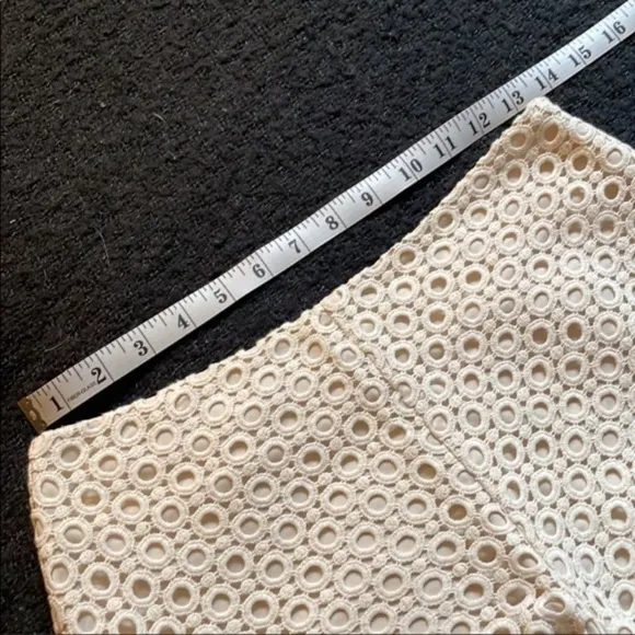 🌹BANANA REPUBLIC SIZE 0 CREAM LACE SHORTS