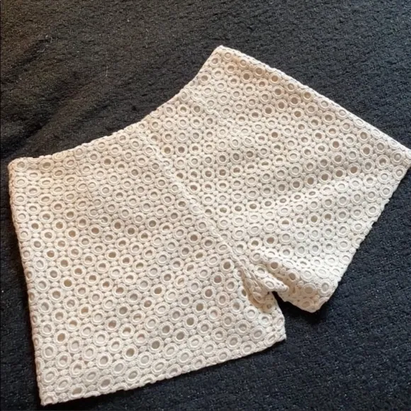 🌹BANANA REPUBLIC SIZE 0 CREAM LACE SHORTS