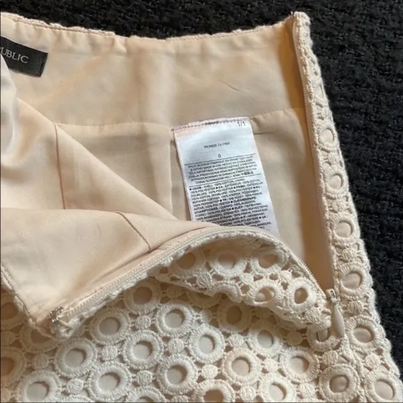 🌹BANANA REPUBLIC SIZE 0 CREAM LACE SHORTS
