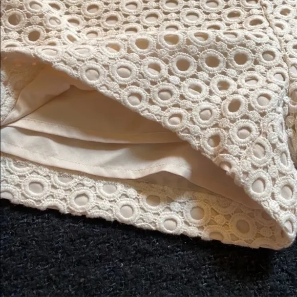 🌹BANANA REPUBLIC SIZE 0 CREAM LACE SHORTS