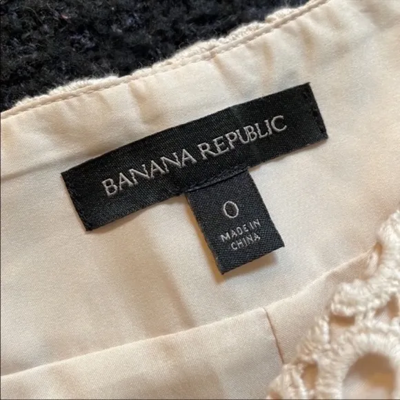 🌹BANANA REPUBLIC SIZE 0 CREAM LACE SHORTS