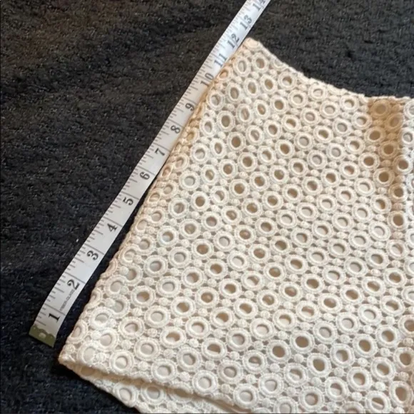 🌹BANANA REPUBLIC SIZE 0 CREAM LACE SHORTS