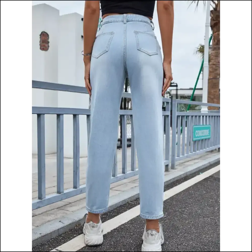 Chic Distressed Straight Jeans: Flaunt your Fabulousness with Style! 💥👖
