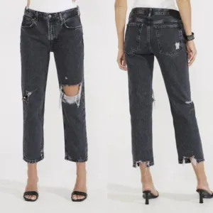 ETICA RHEA MIDRISE STRAIGHT CROP SMOKEY MOUNTAIN DISTRESSED BLACK DENIM JEANS