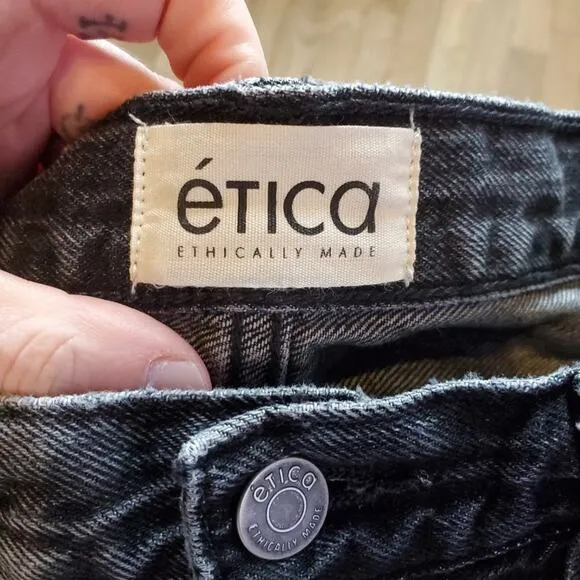 ETICA RHEA MIDRISE STRAIGHT CROP SMOKEY MOUNTAIN DISTRESSED BLACK DENIM JEANS