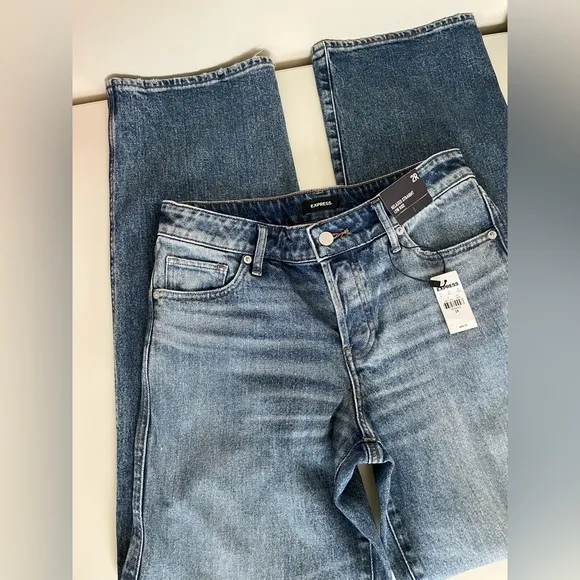 Express Relaxed Straight Leg Low Rise Distress Ripped Blue Jeans Women’s size 2R