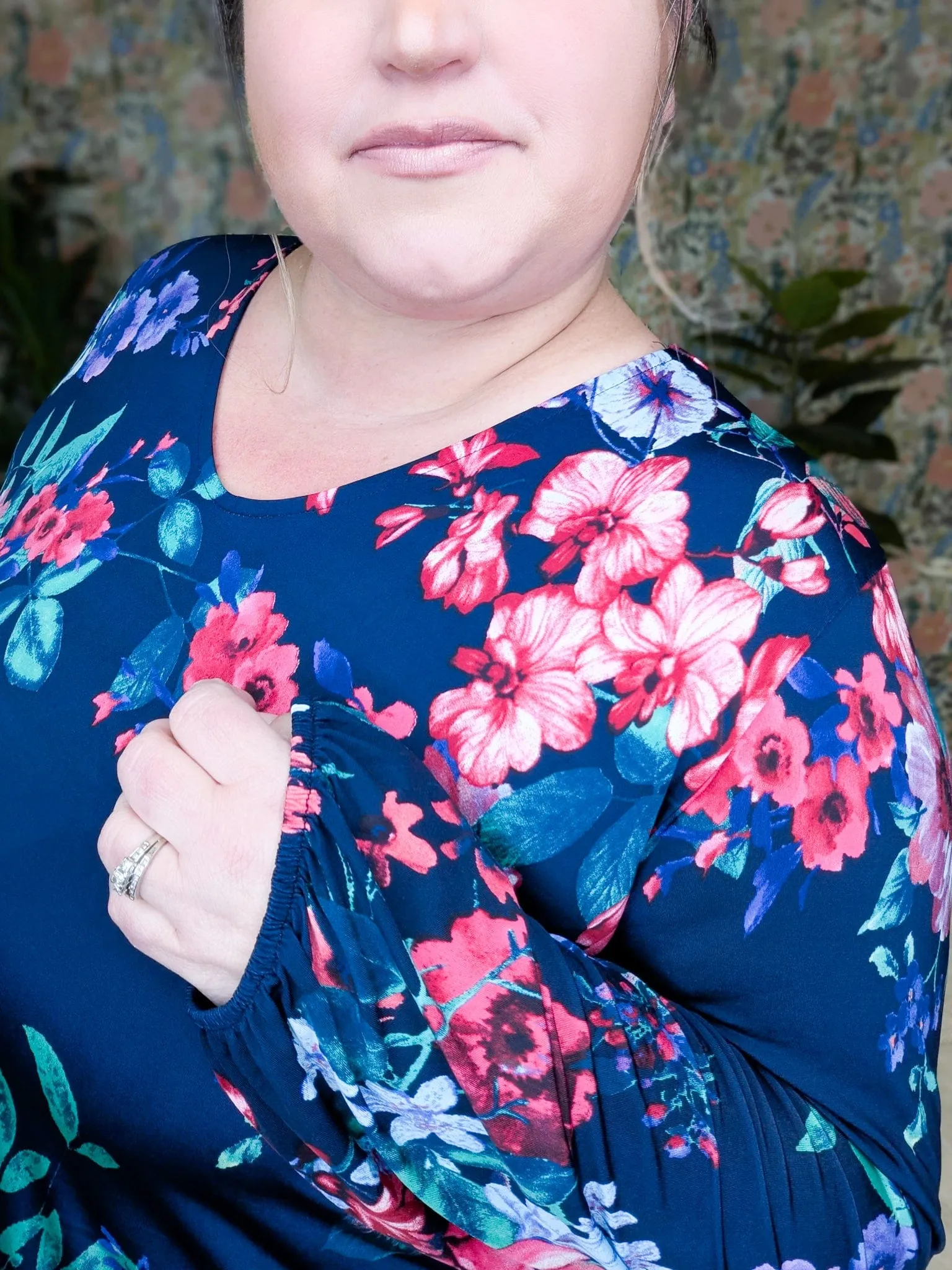 Fern Floral Long Sleeve Slinky Vneck in Navy Mix