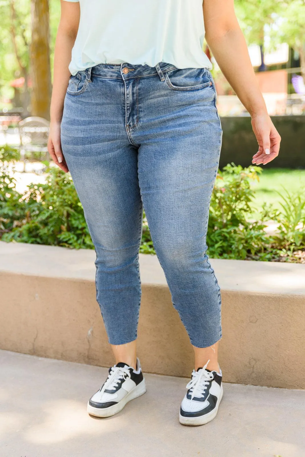 Hazel Blues® | Becca Hi-Waisted Embroidered Pocket Relaxed Jeans