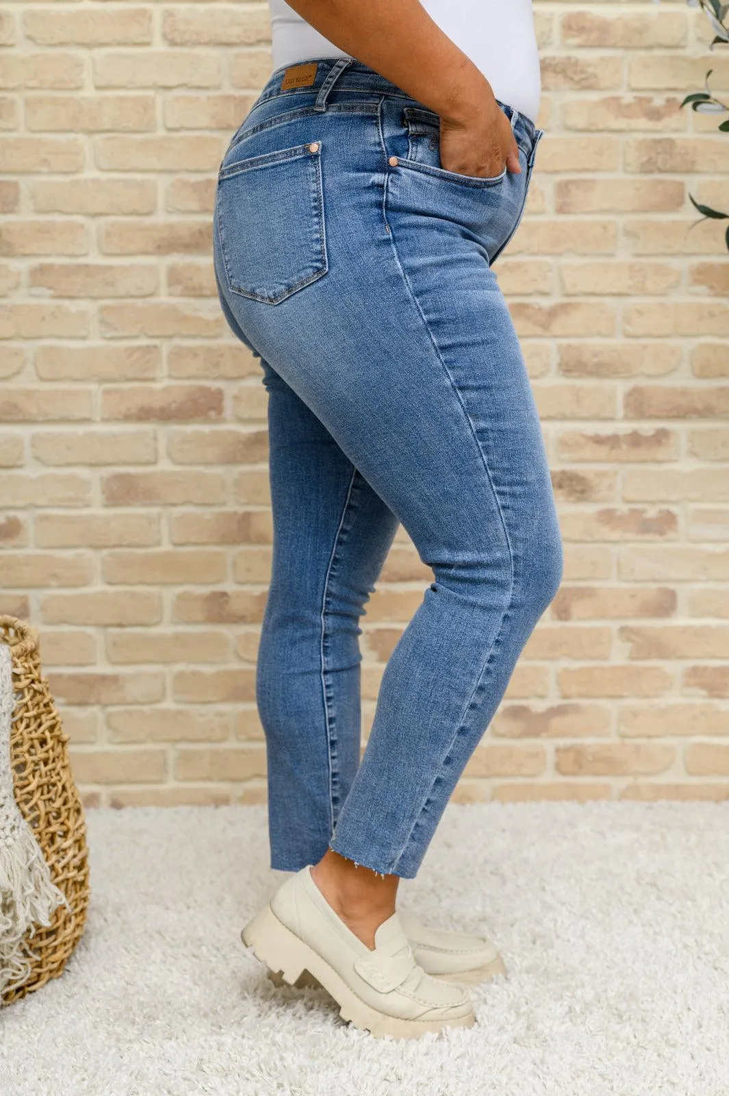 Hazel Blues® | Becca Hi-Waisted Embroidered Pocket Relaxed Jeans