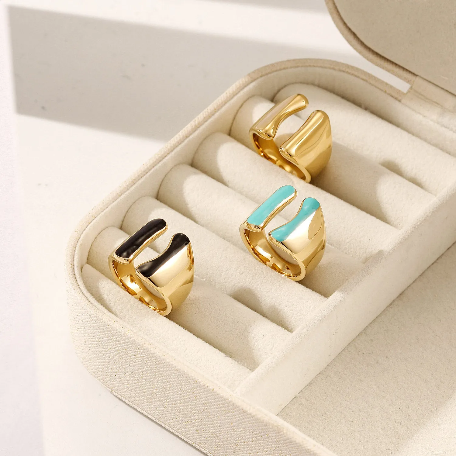 Intermediate color exaggerated smooth ring-NSR261STGCBK