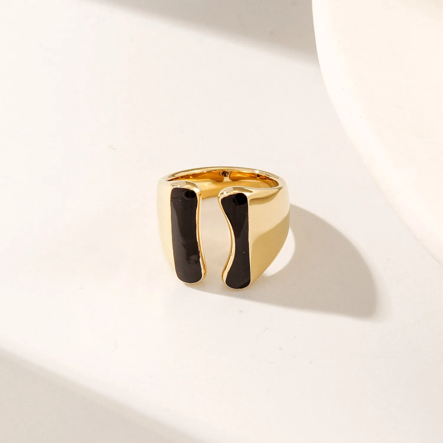 Intermediate color exaggerated smooth ring-NSR261STGCBK