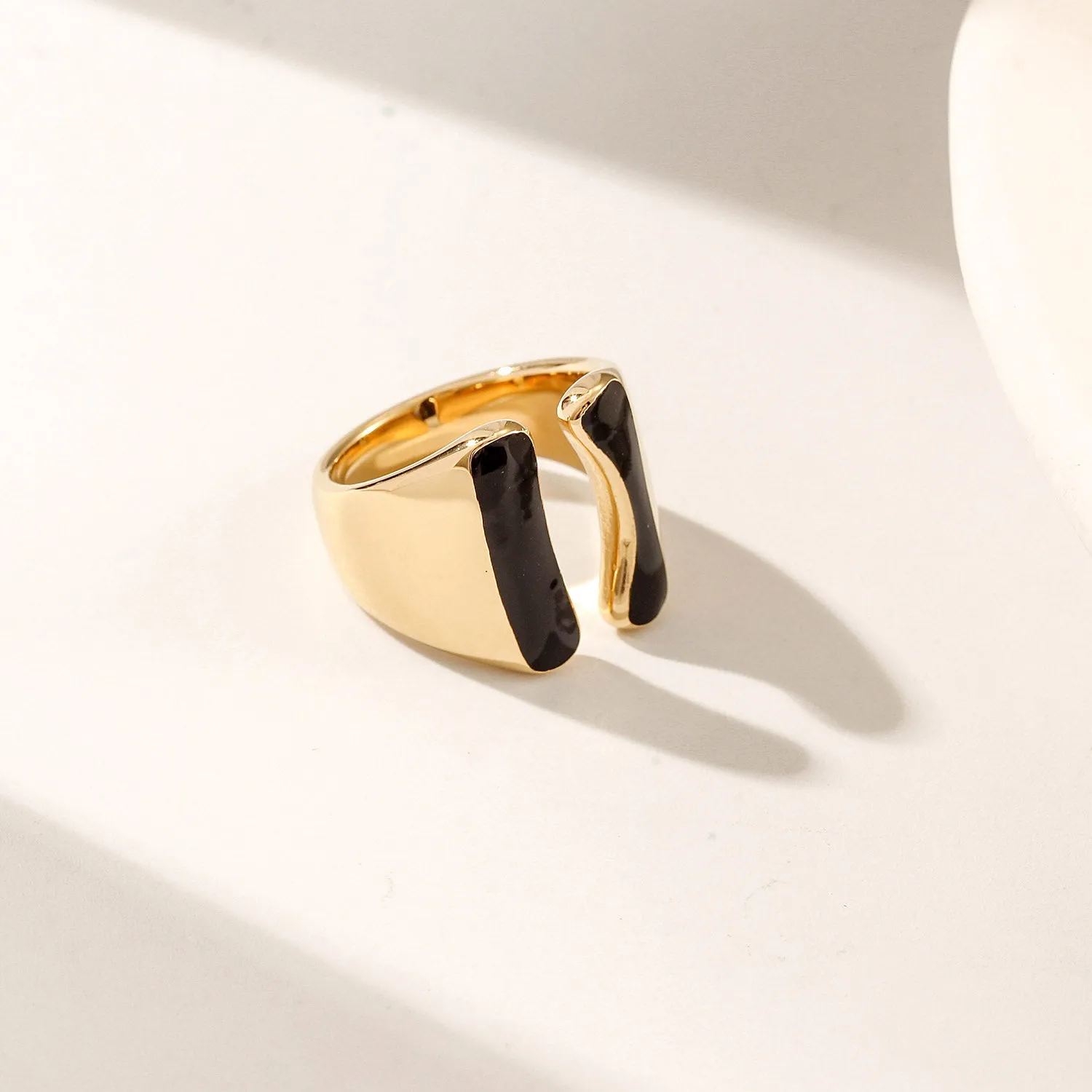 Intermediate color exaggerated smooth ring-NSR261STGCBK