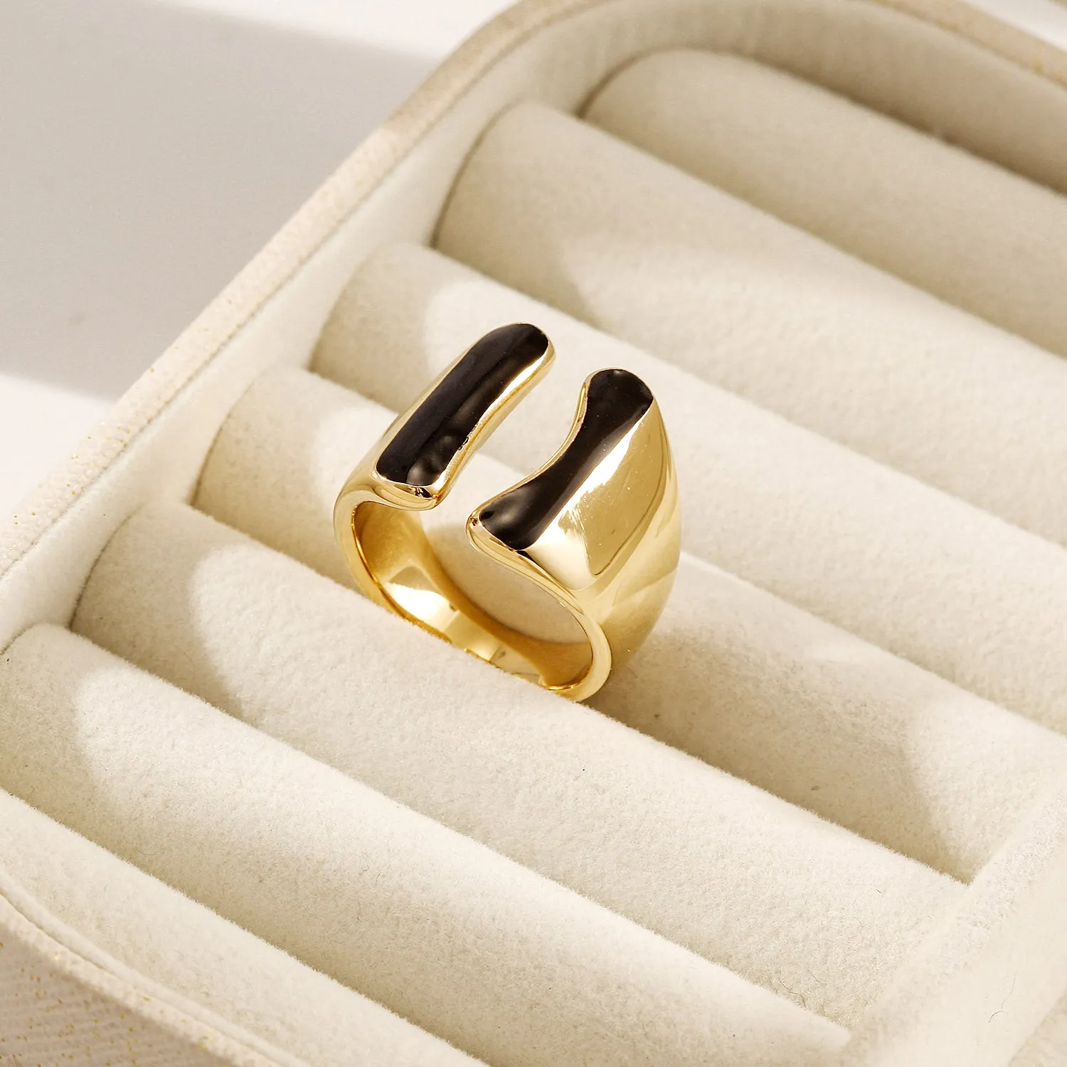 Intermediate color exaggerated smooth ring-NSR261STGCBK