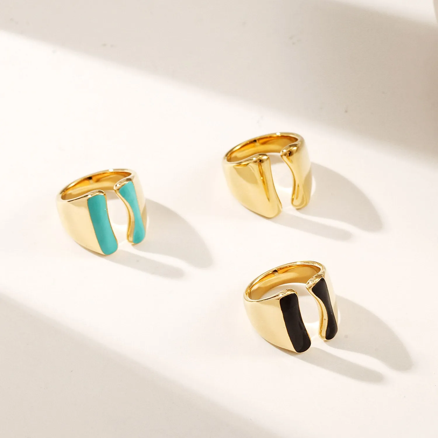 Intermediate color exaggerated smooth ring-NSR261STGCBK