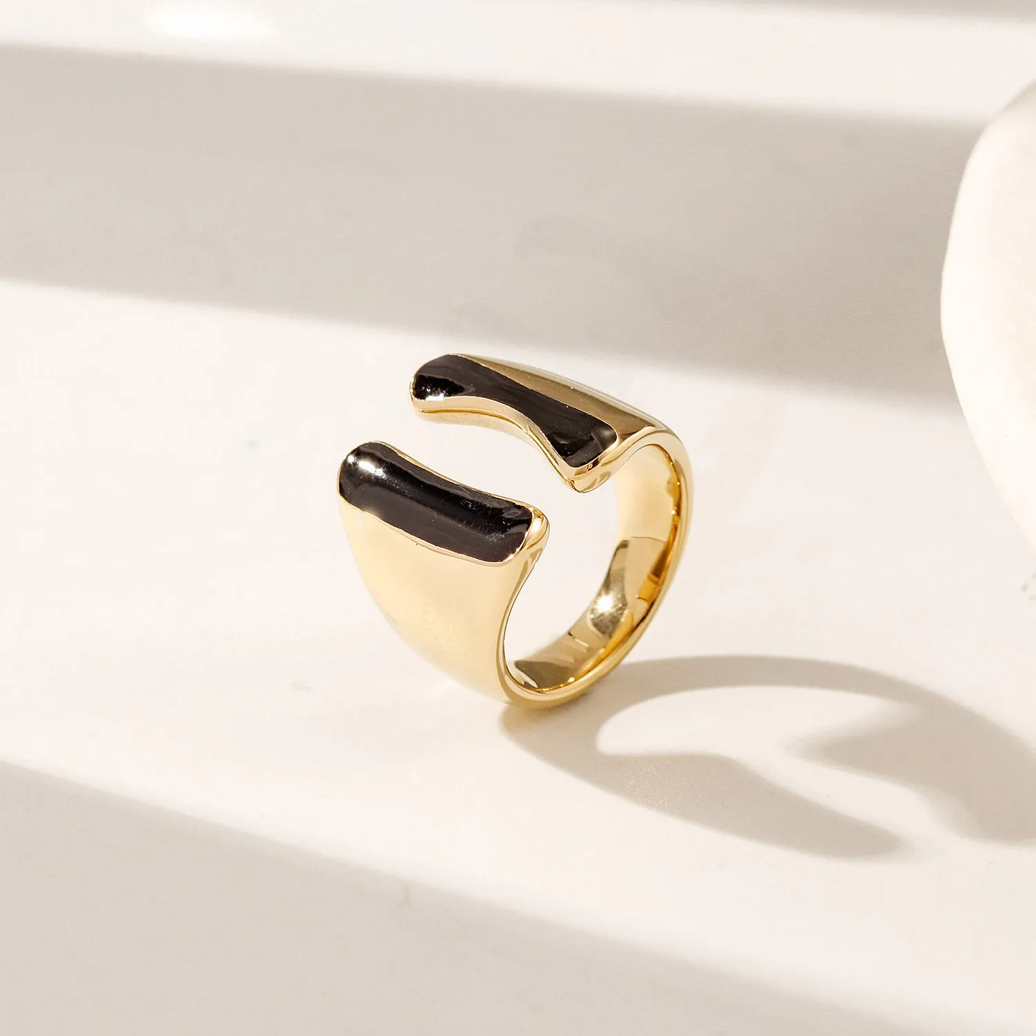 Intermediate color exaggerated smooth ring-NSR261STGCBK