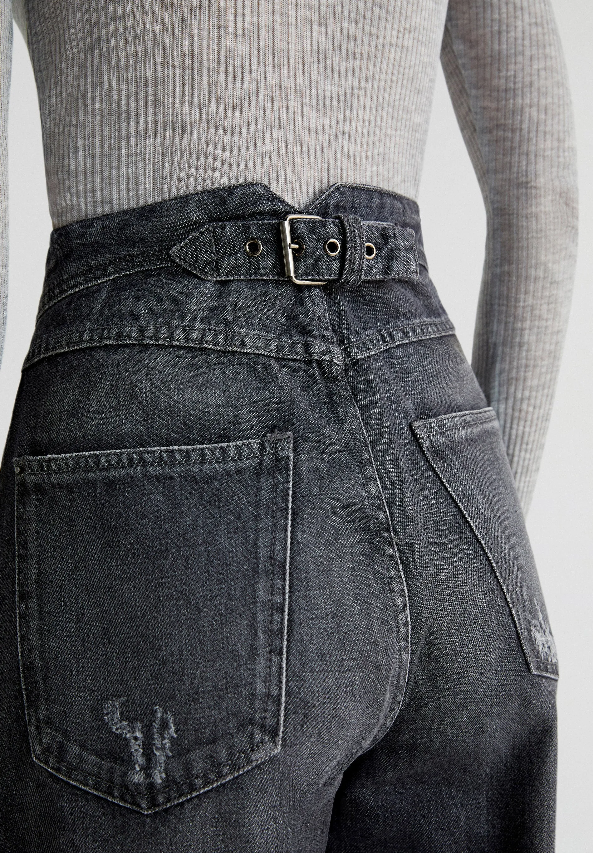 JEANS DIREITOS COM RASGÕES