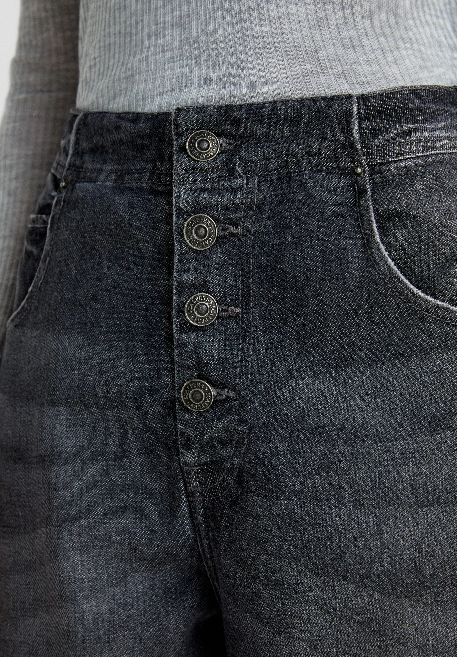 JEANS DIREITOS COM RASGÕES