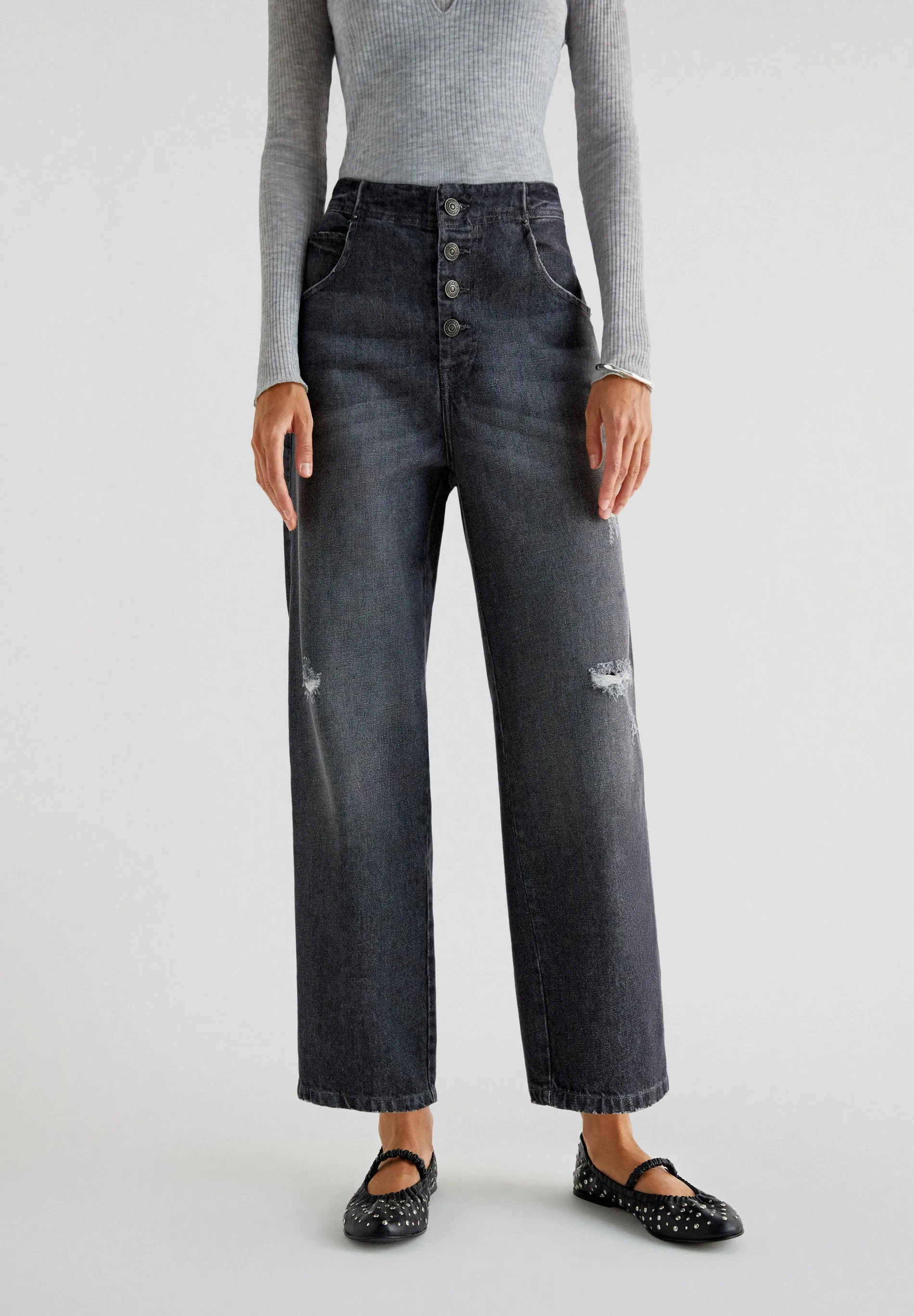 JEANS DIREITOS COM RASGÕES