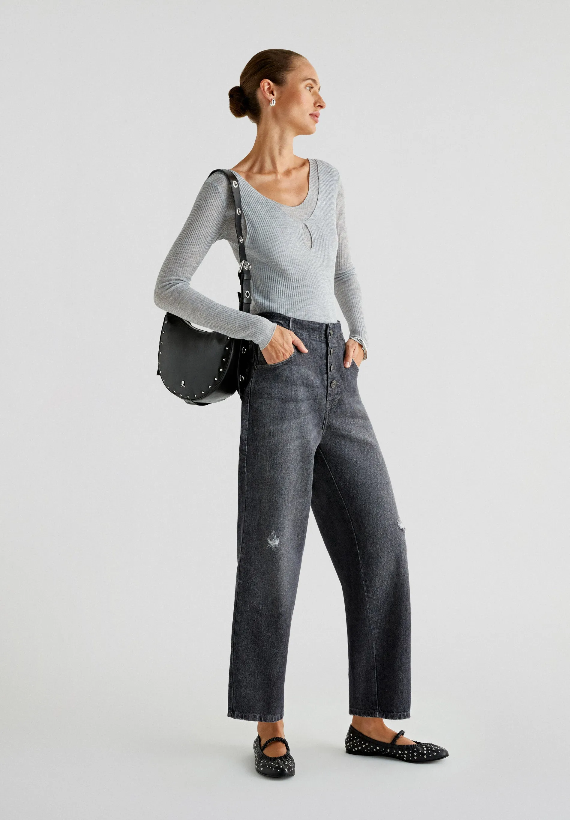 JEANS DIREITOS COM RASGÕES