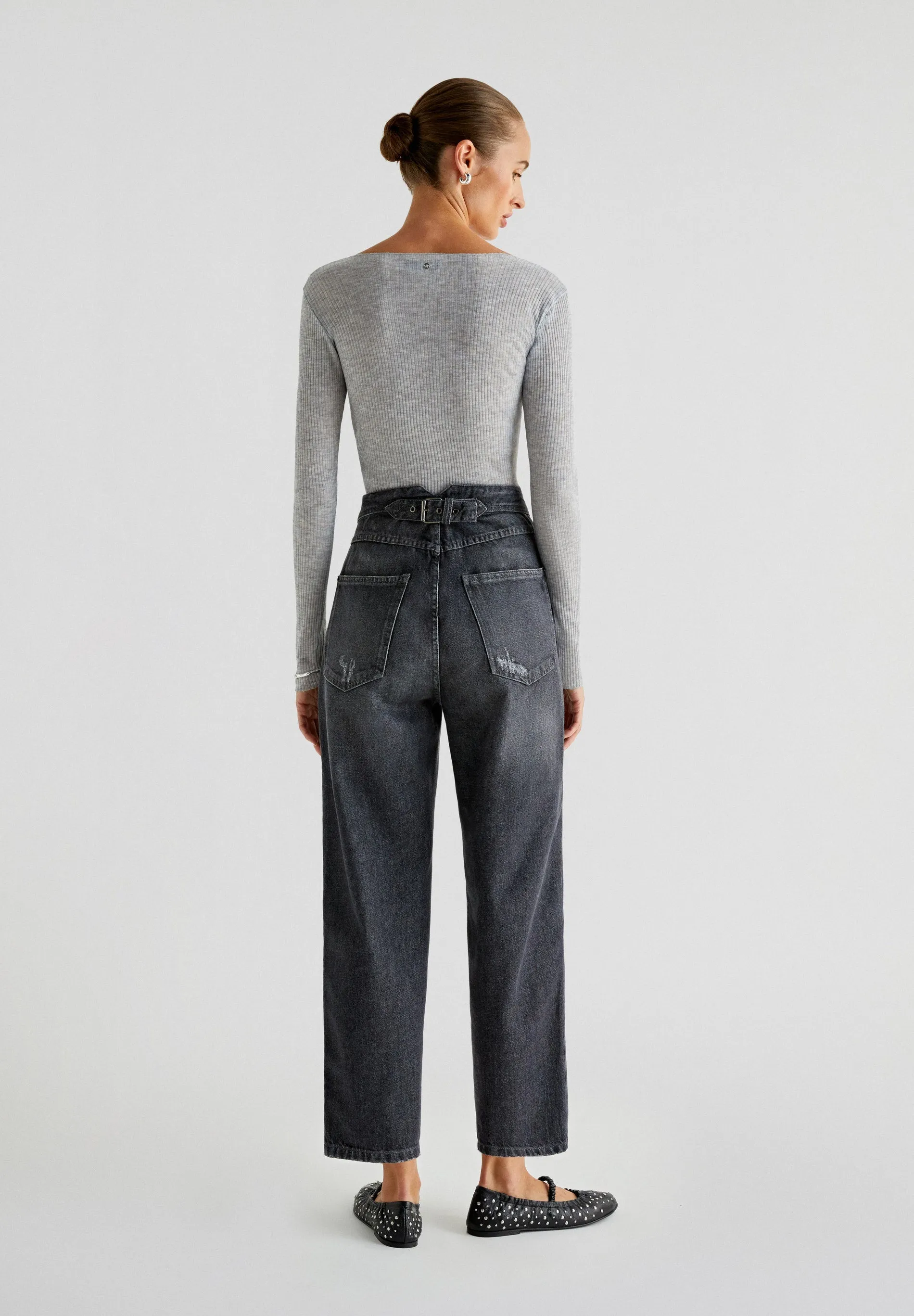 JEANS DIREITOS COM RASGÕES