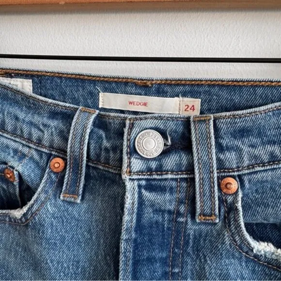 LEVI’S • Wedgie Icon Fit in These Dreams • 24