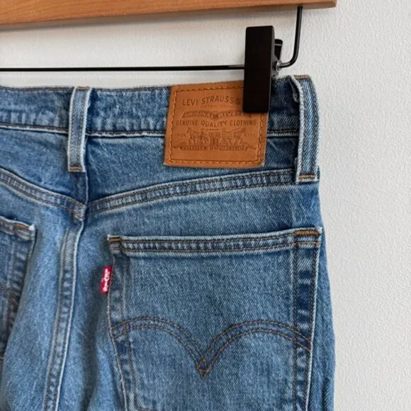 LEVI’S • Wedgie Icon Fit in These Dreams • 24