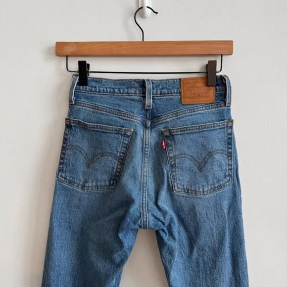 LEVI’S • Wedgie Icon Fit in These Dreams • 24