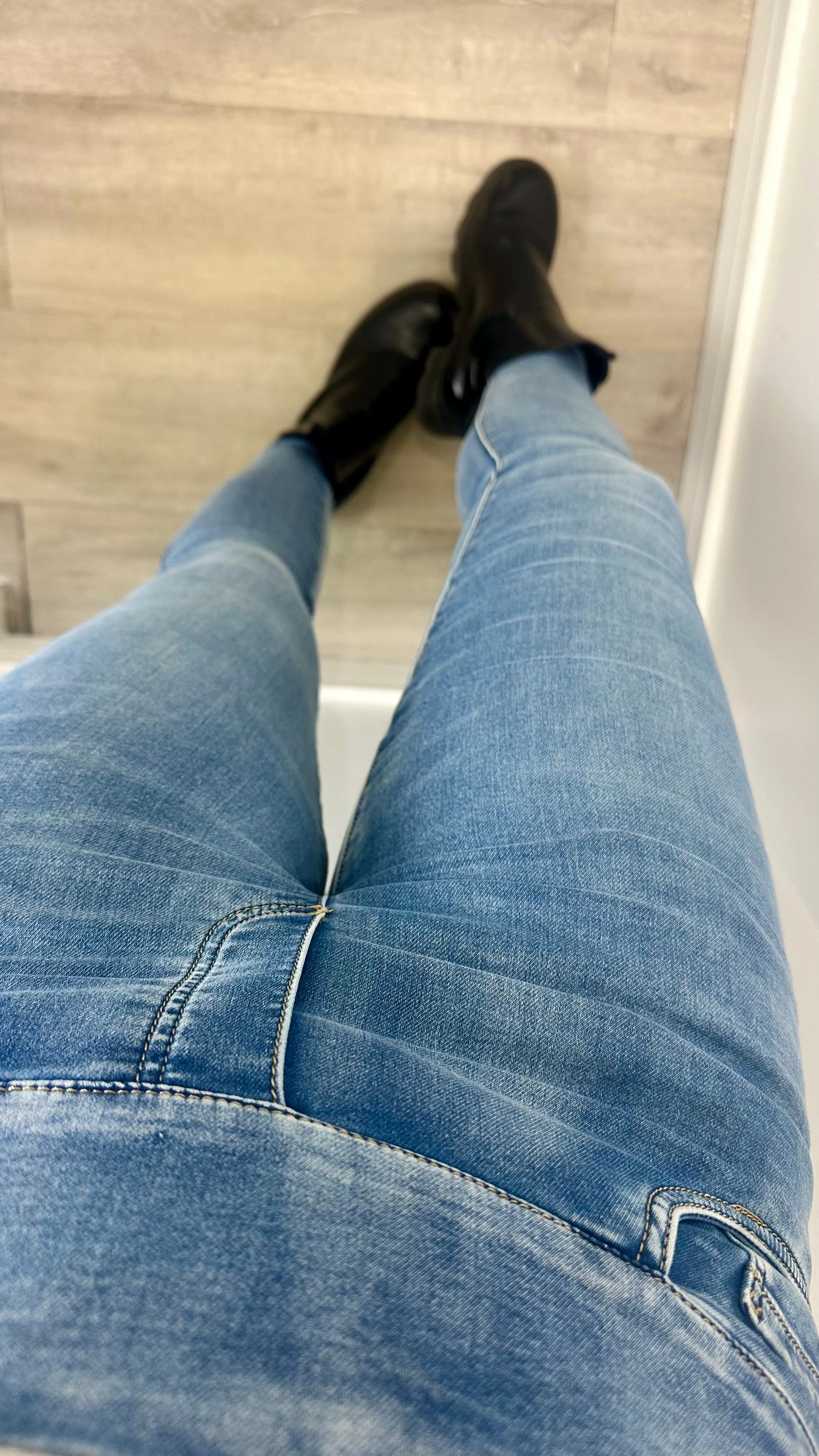 LIGHT DENIM TOCADO JEANS