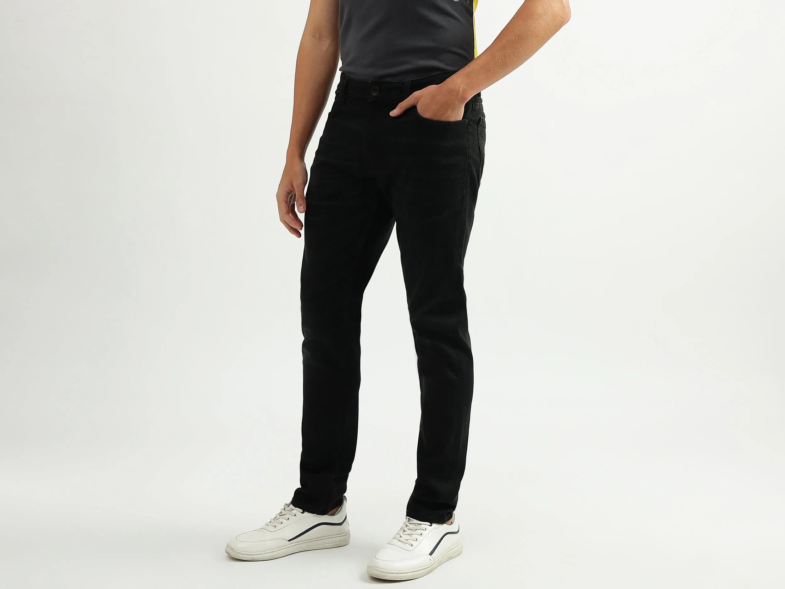 Men Solid Slim Tapered Fit Jeans