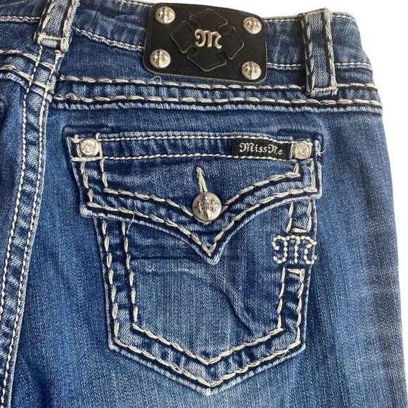 Miss Me Boyfriend Capri Size 29 Medium Wash Contrast Stitching Flap Pockets