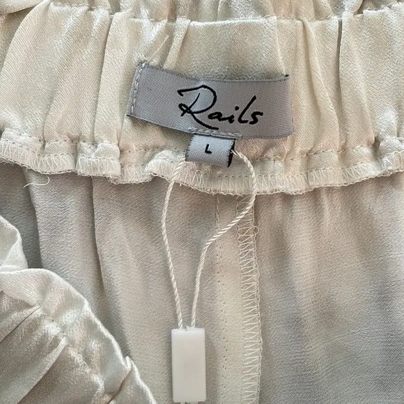 RAILS LEIGHTON LUXE SATIN CREPE SHORTS in SAND TIDE, Size Large, NWT