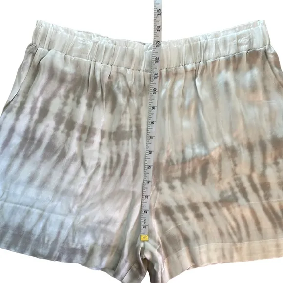 RAILS LEIGHTON LUXE SATIN CREPE SHORTS in SAND TIDE, Size Large, NWT
