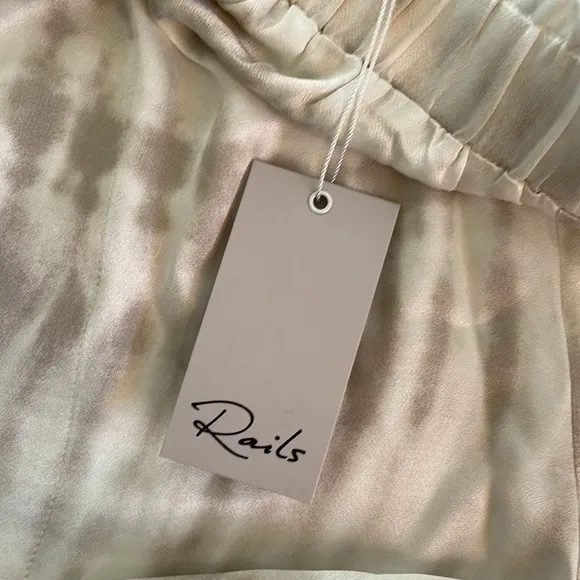 RAILS LEIGHTON LUXE SATIN CREPE SHORTS in SAND TIDE, Size Large, NWT