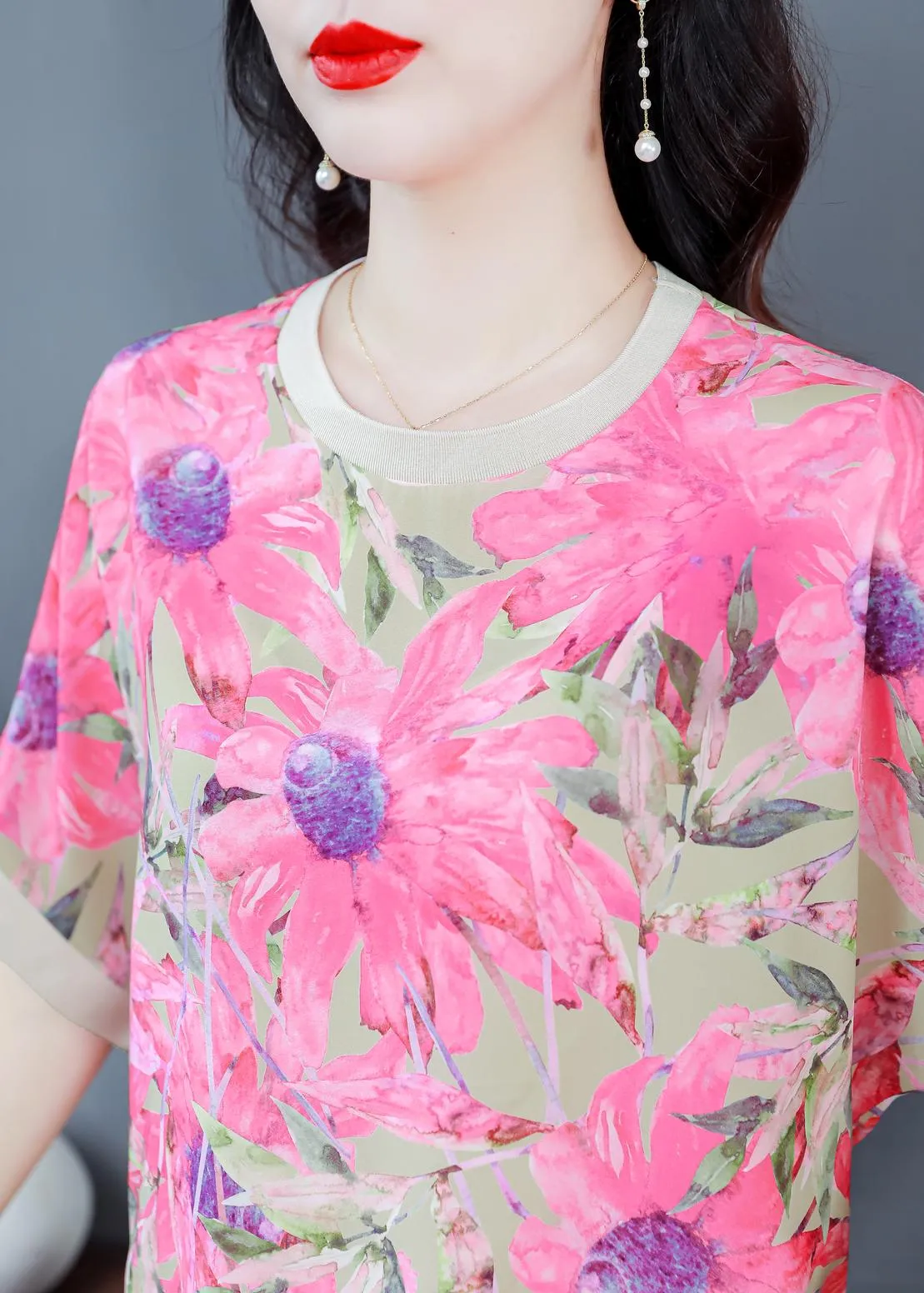 Relaxed-Fit Women's T-Shirt with Contrast Trim and Chic Floral Print