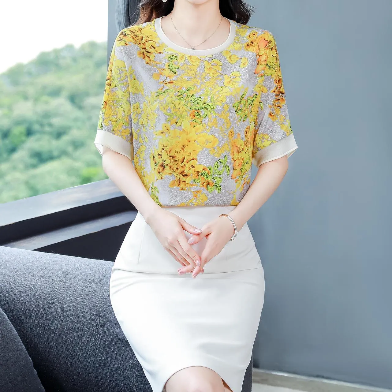 Relaxed-Fit Women's T-Shirt with Contrast Trim and Chic Floral Print