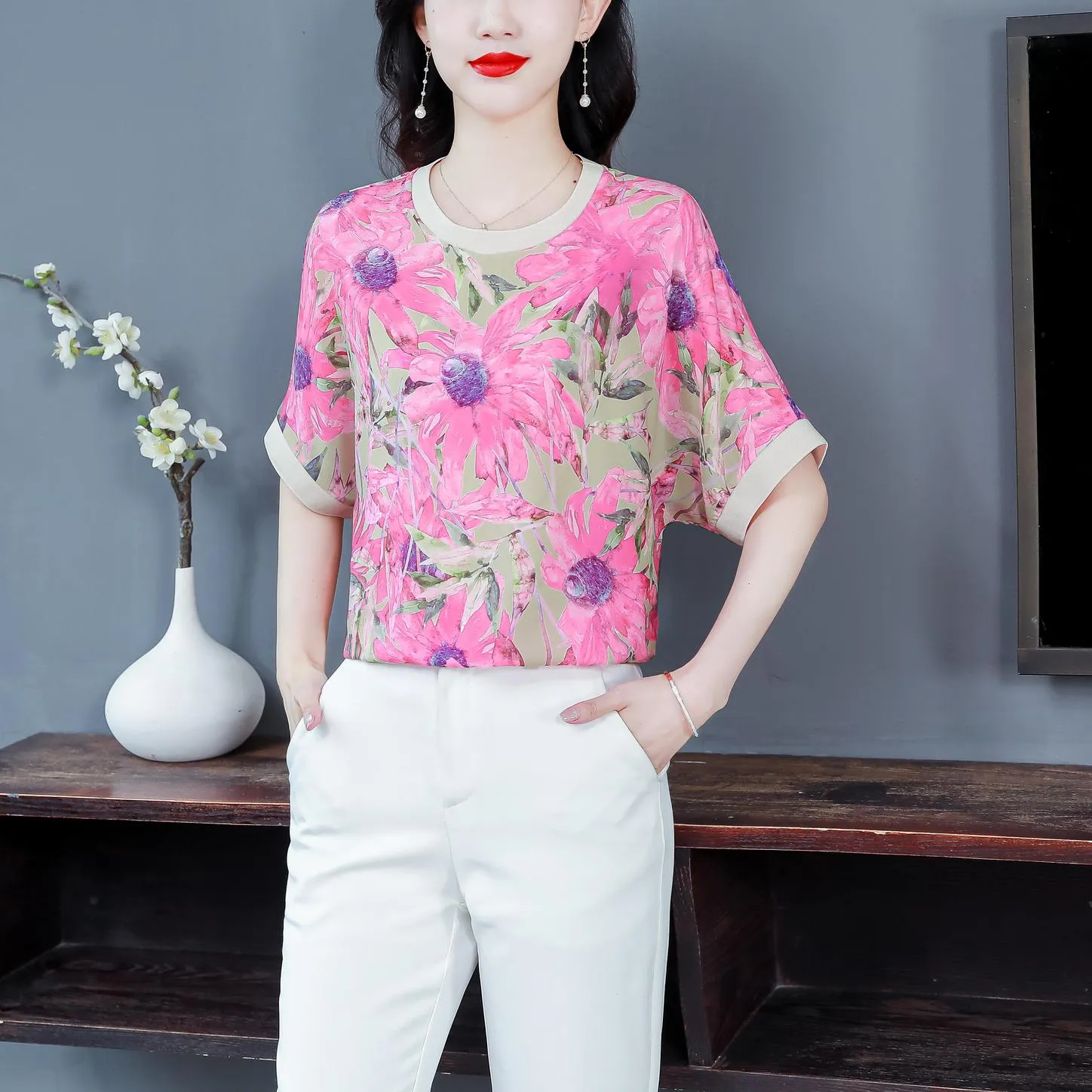 Relaxed-Fit Women's T-Shirt with Contrast Trim and Chic Floral Print
