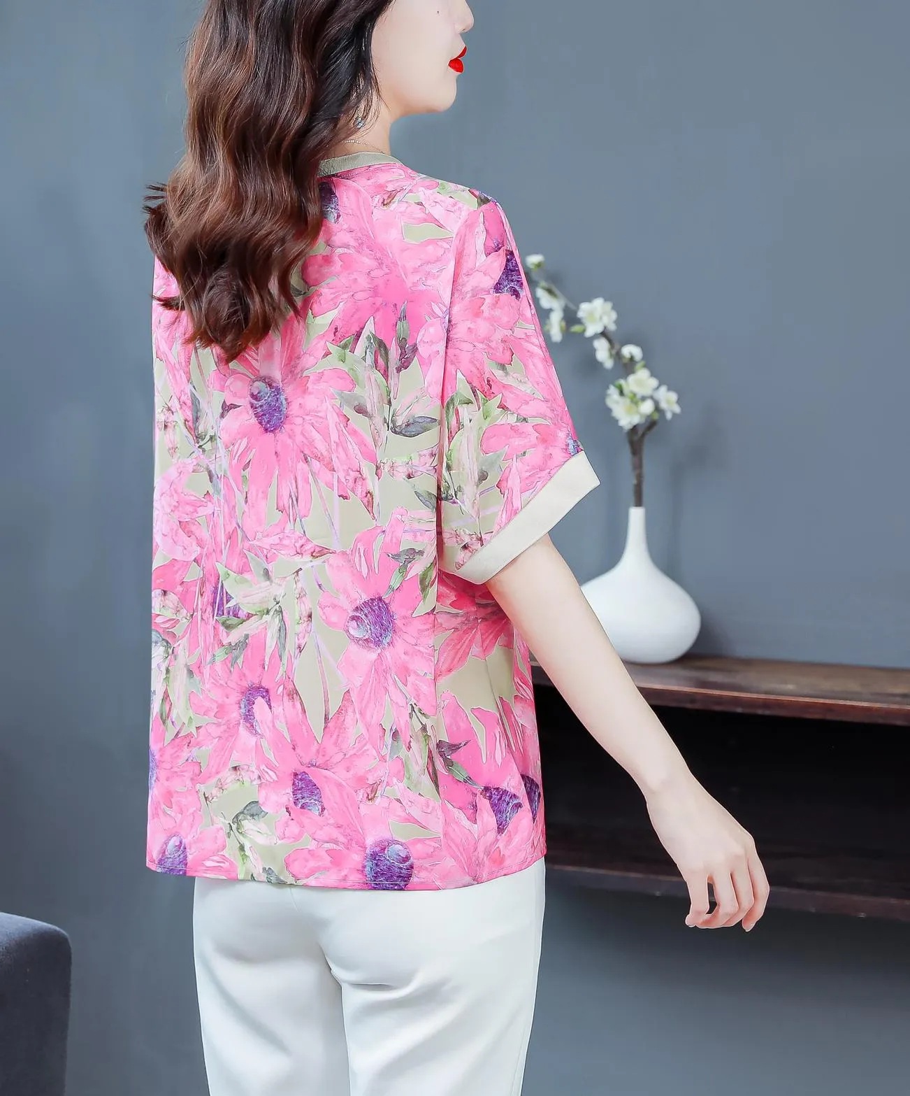 Relaxed-Fit Women's T-Shirt with Contrast Trim and Chic Floral Print