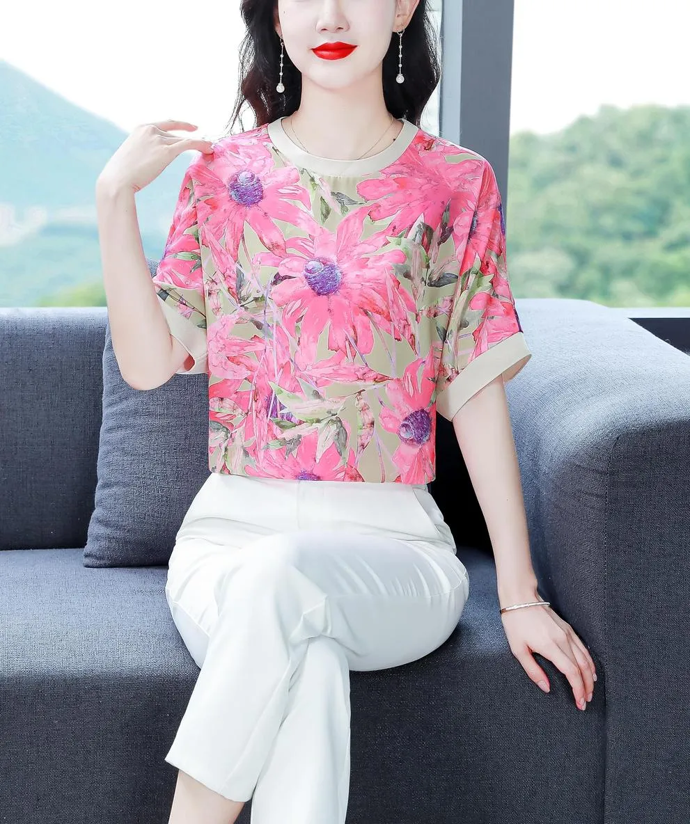Relaxed-Fit Women's T-Shirt with Contrast Trim and Chic Floral Print