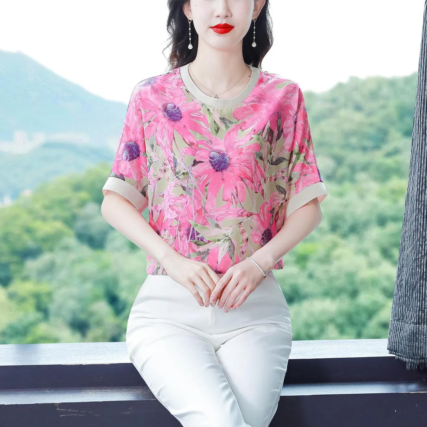 Relaxed-Fit Women's T-Shirt with Contrast Trim and Chic Floral Print
