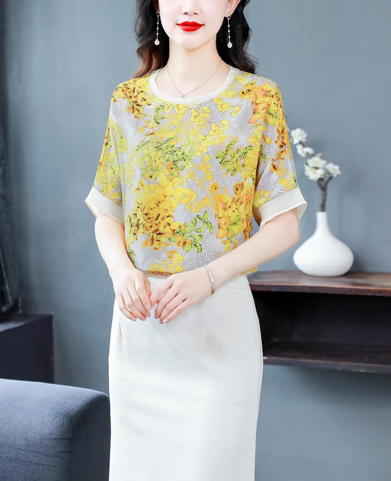 Relaxed-Fit Women's T-Shirt with Contrast Trim and Chic Floral Print