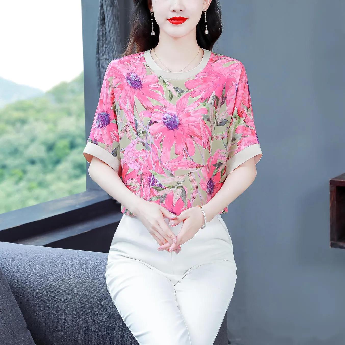 Relaxed-Fit Women's T-Shirt with Contrast Trim and Chic Floral Print