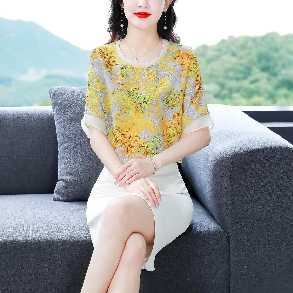 Relaxed-Fit Women's T-Shirt with Contrast Trim and Chic Floral Print