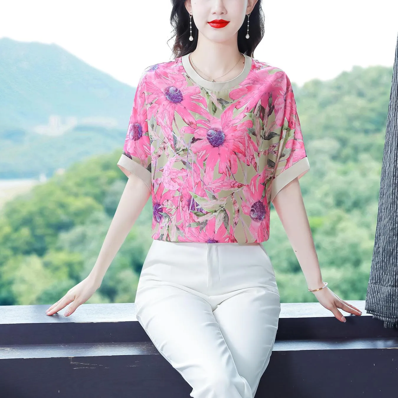 Relaxed-Fit Women's T-Shirt with Contrast Trim and Chic Floral Print