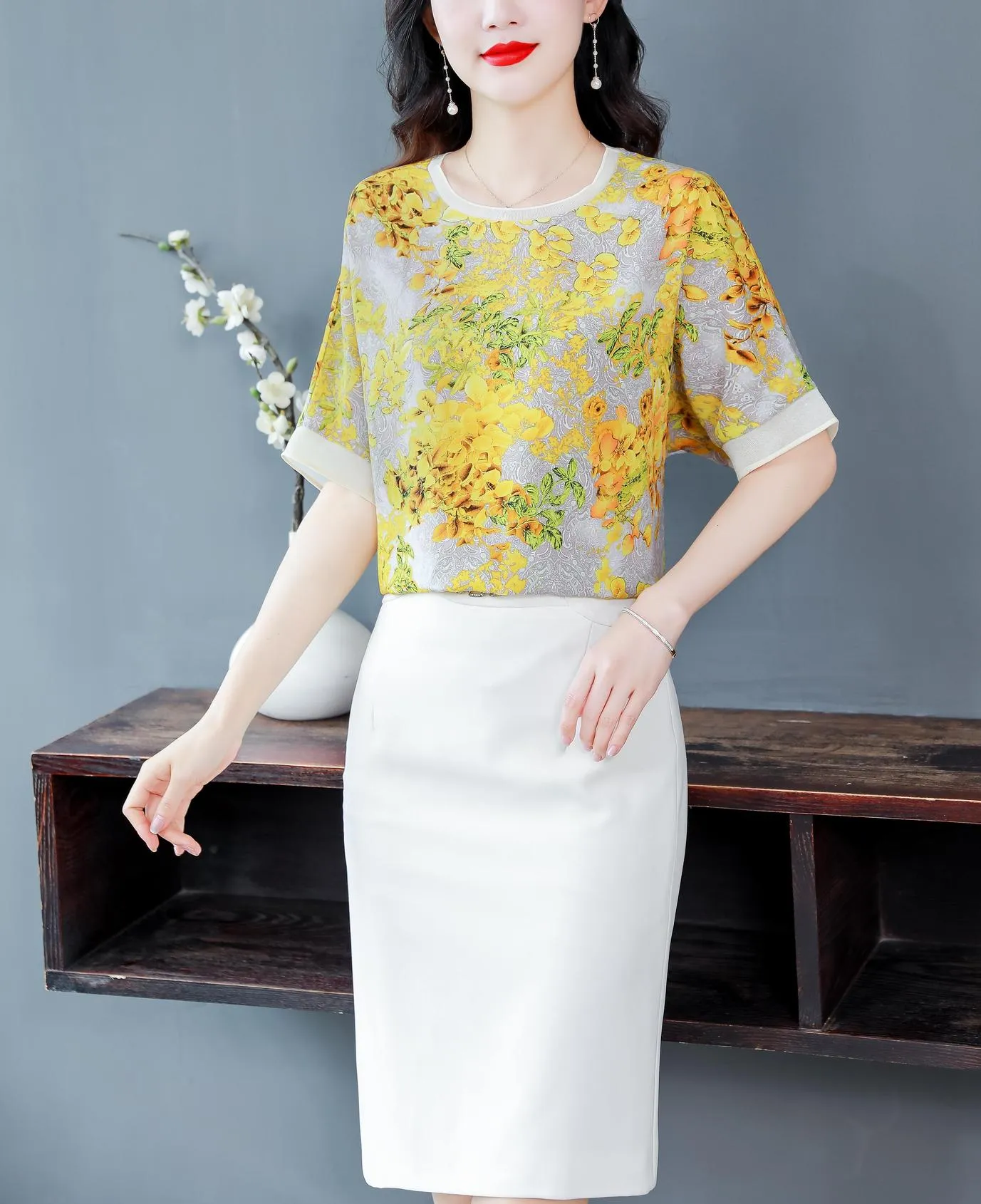 Relaxed-Fit Women's T-Shirt with Contrast Trim and Chic Floral Print
