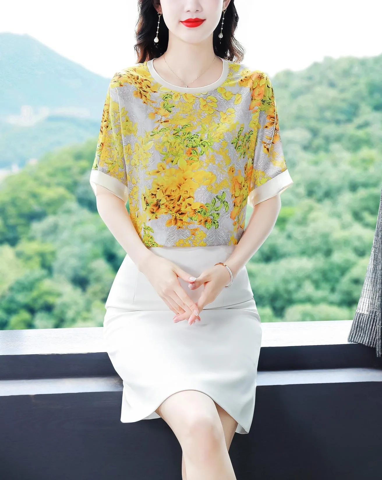 Relaxed-Fit Women's T-Shirt with Contrast Trim and Chic Floral Print
