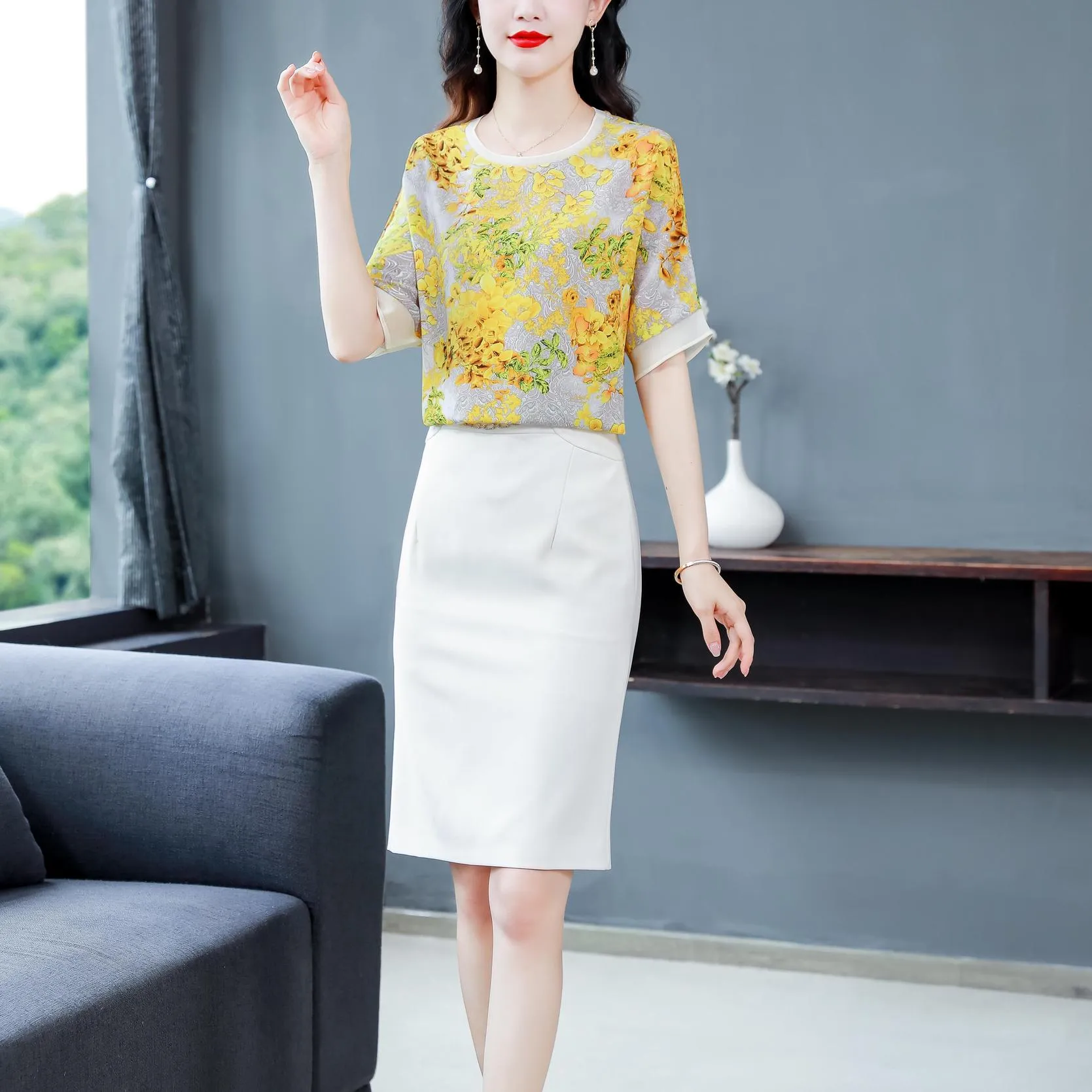 Relaxed-Fit Women's T-Shirt with Contrast Trim and Chic Floral Print
