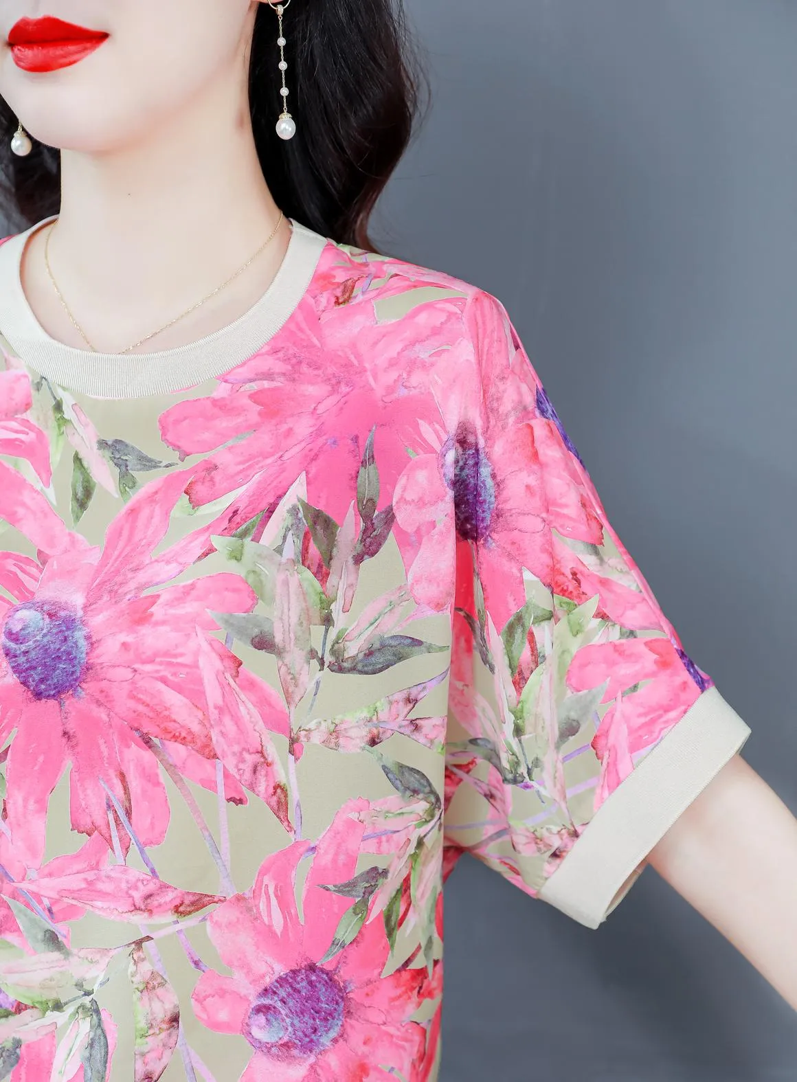 Relaxed-Fit Women's T-Shirt with Contrast Trim and Chic Floral Print