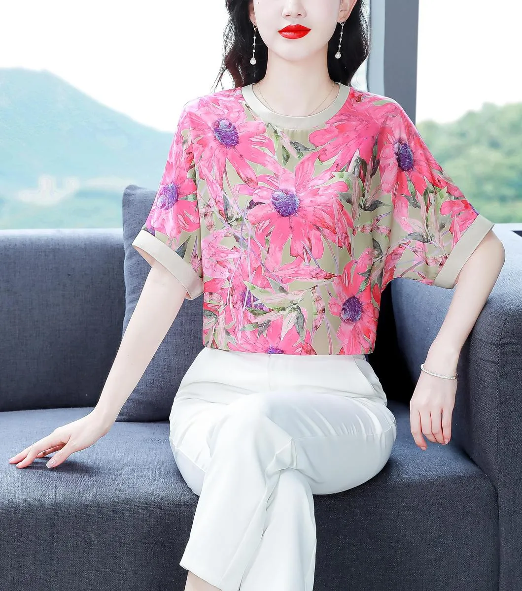 Relaxed-Fit Women's T-Shirt with Contrast Trim and Chic Floral Print