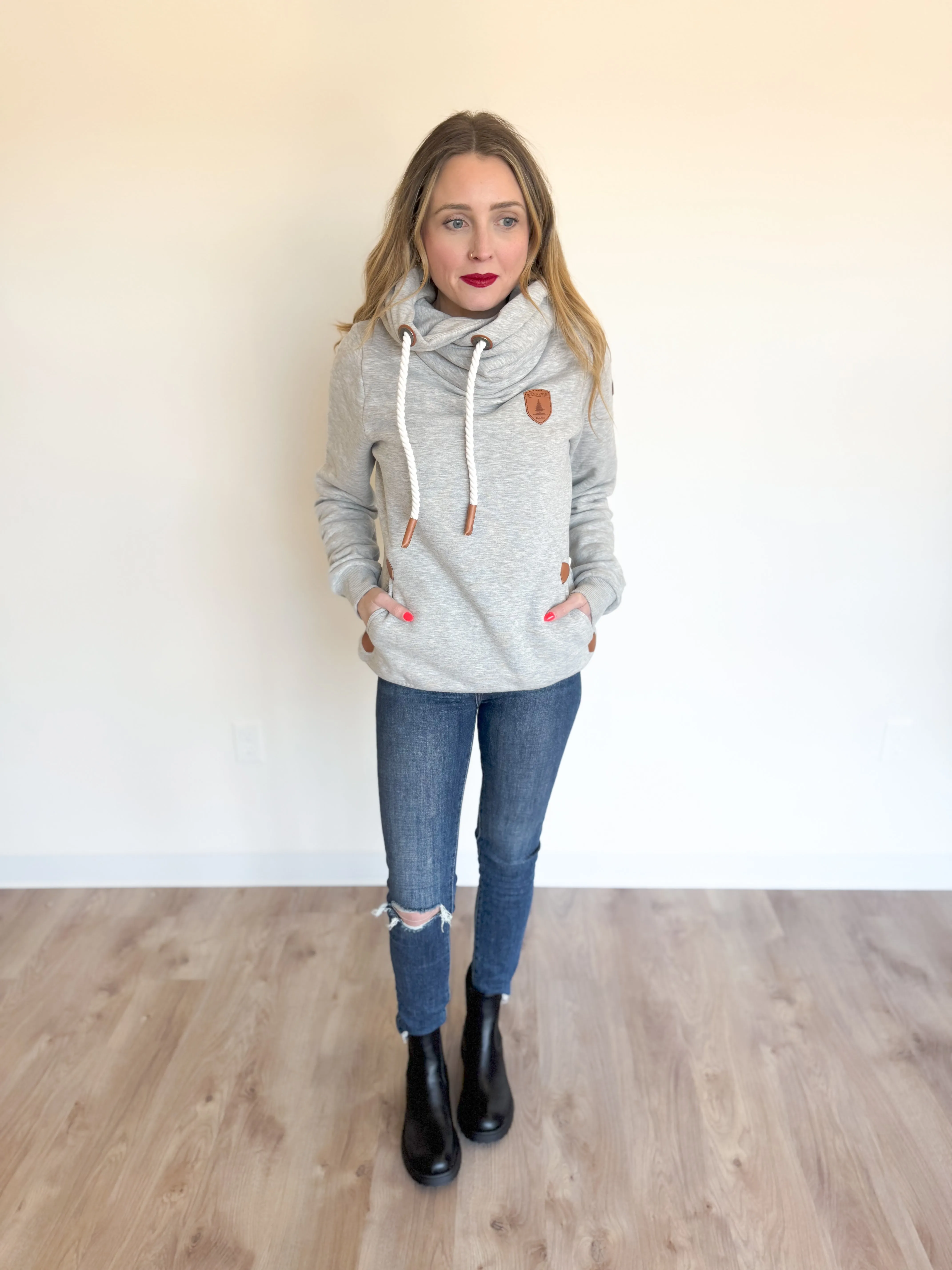 Rowan Pullover Sweatshirt in Heather Grey
